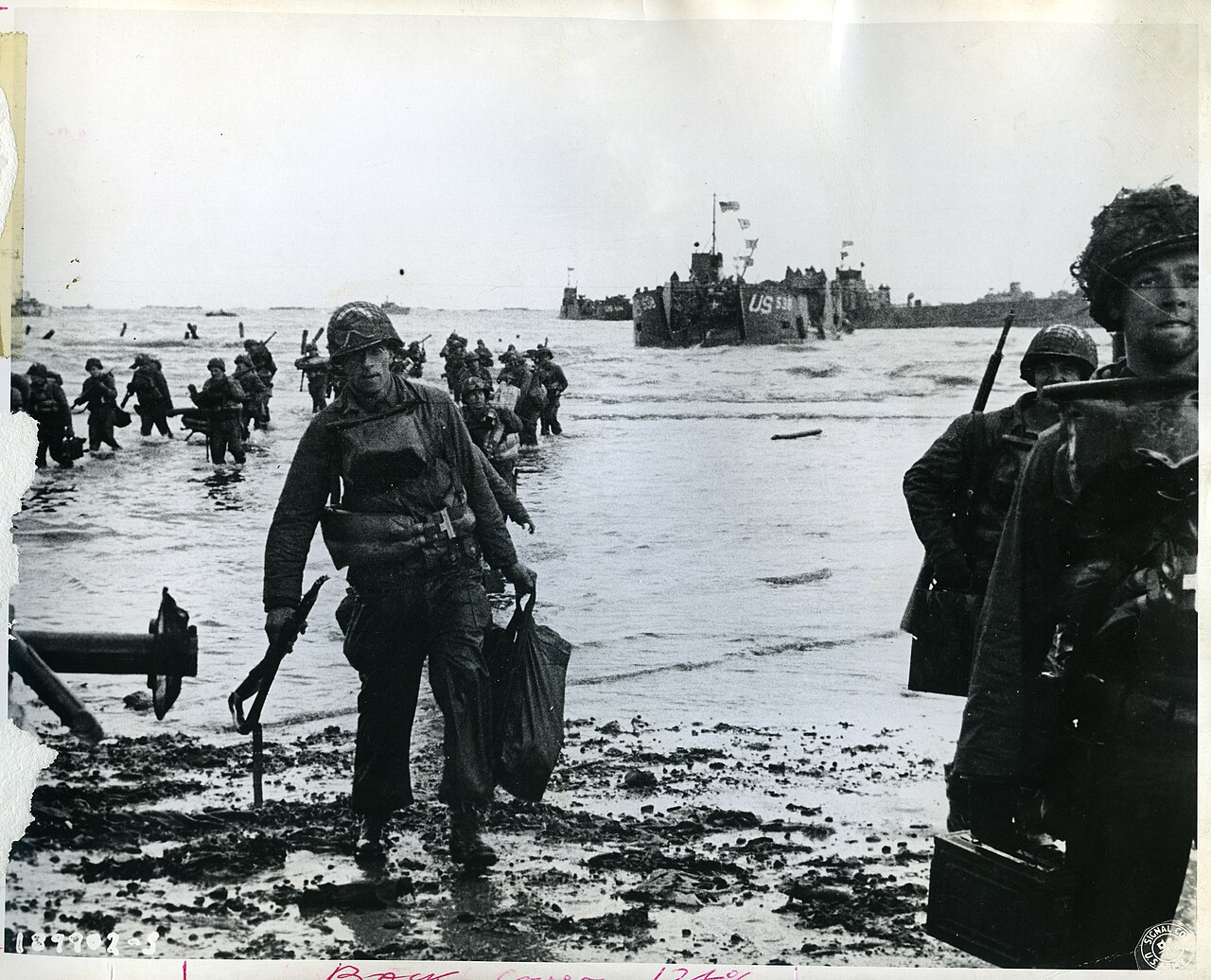 Soldados desembarcando na praia da Normandia durante o Dia D, em 1944